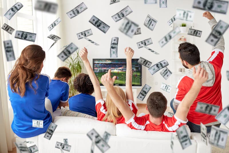 Blije voetbalfans die tv kijken over geld regen