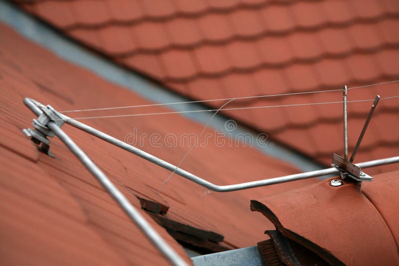 Download Bliksemafleider Op Een Betegeld Dak Stock Foto - Afbeelding bestaande uit woonplaats, dakwerk: 39101028