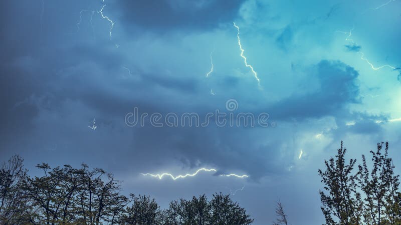 Bliksemstaking op een bewolkte dramatische stormachtige hemel royalty-vrije stock foto Bliksemstaking op een bewolkte dramatische stormachtige hemel royalty-vrije stock foto