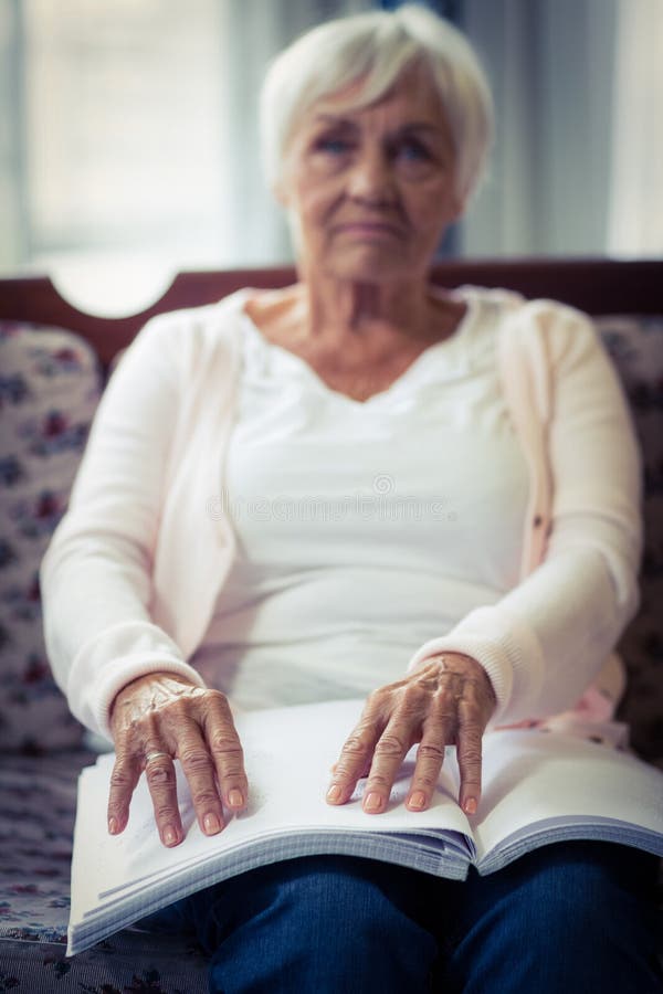 Blindes Frauenportrait stockfoto. Bild von welpe, nahaufnahme 9795596
