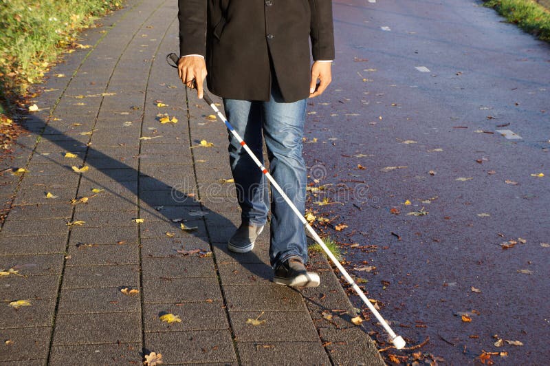 Blinde persoon met wandelstok royalty-vrije stock afbeeldingen Blinde persoon met wandelstok royalty-vrije stock afbeeldingen