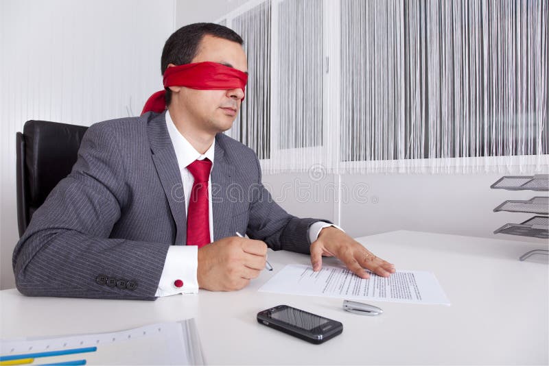 blindfold επιχειρηματίας η εργασία lap-top του στοκ φωτογραφίες με δικαίωμα ελεύθερης χρήσης blindfold επιχειρηματίας η εργασία lap-top του στοκ φωτογραφίες με δικαίωμα ελεύθερης χρήσης