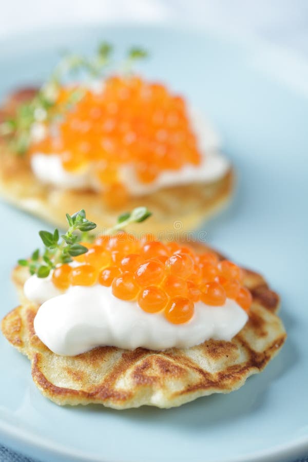 Blinis Mit Rotem Kaviar Und Dem Sahne Dekoriert Mit Grüne Zwiebeln ...