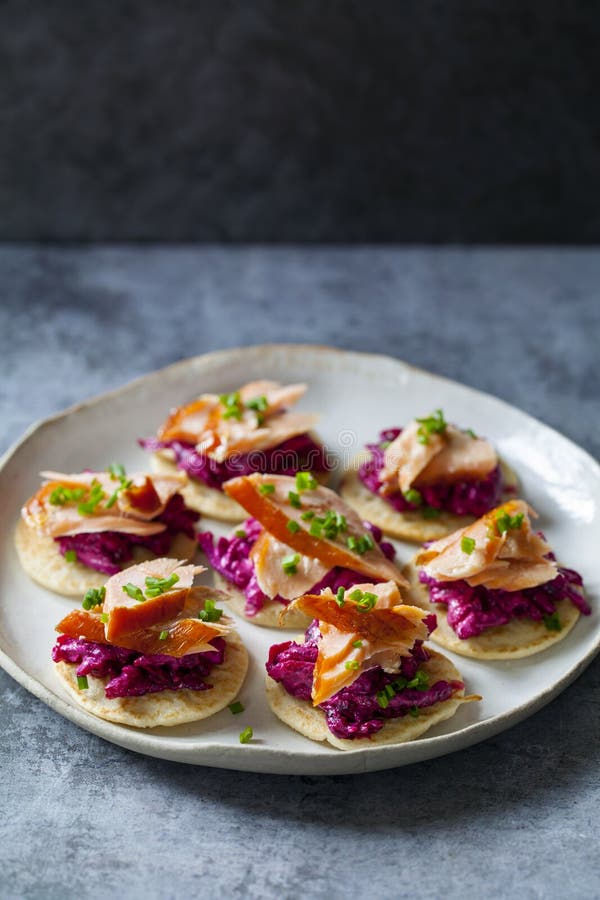 Blinis z śmietankowymi beetroot, koźlim serem i gorącym uwędzonym łososiem, fotografia royalty free Blinis z śmietankowymi beetroot, koźlim serem i gorącym uwędzonym łososiem, fotografia royalty free