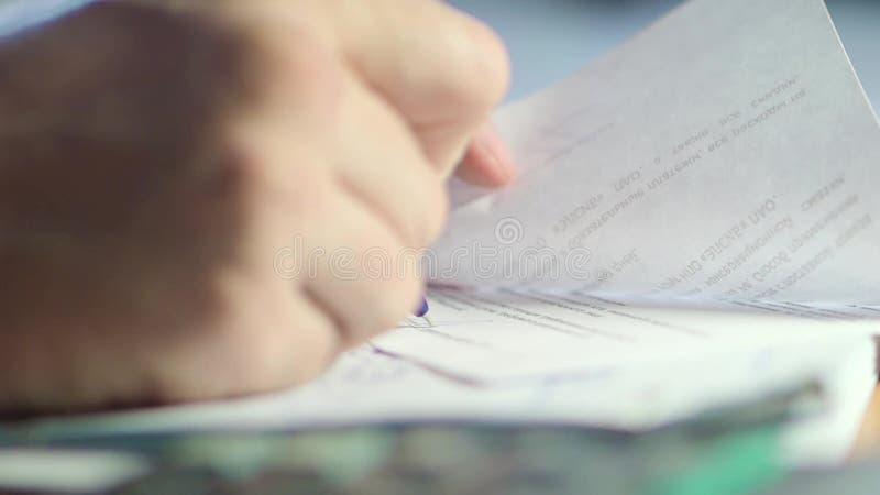 Bliski widok dokumentów podpisujących dłoń mężczyzn zdjęcie wideo