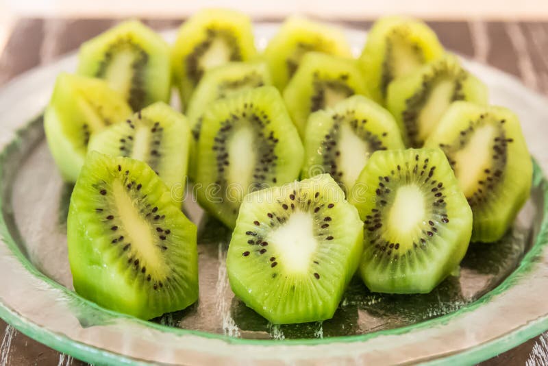 blisko tła owoce kiwi wolny biały się nad zdjęcie royalty free blisko tła owoce kiwi wolny biały się nad zdjęcie royalty free