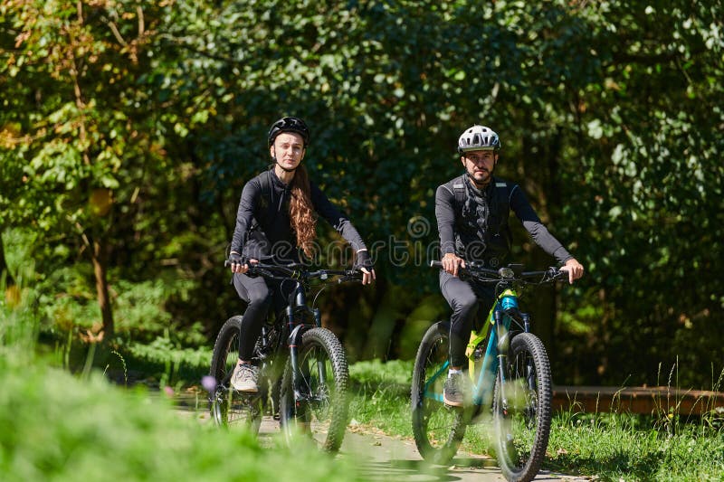Blažený, v profesionálne jazda na bicykli výbava, má jazda cez, obklopený podľa prírodné zaujímavosti, sálavé šťastie.