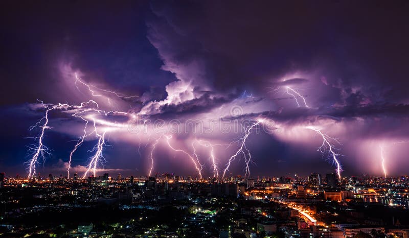 Blixtstorm över stad royaltyfri bild