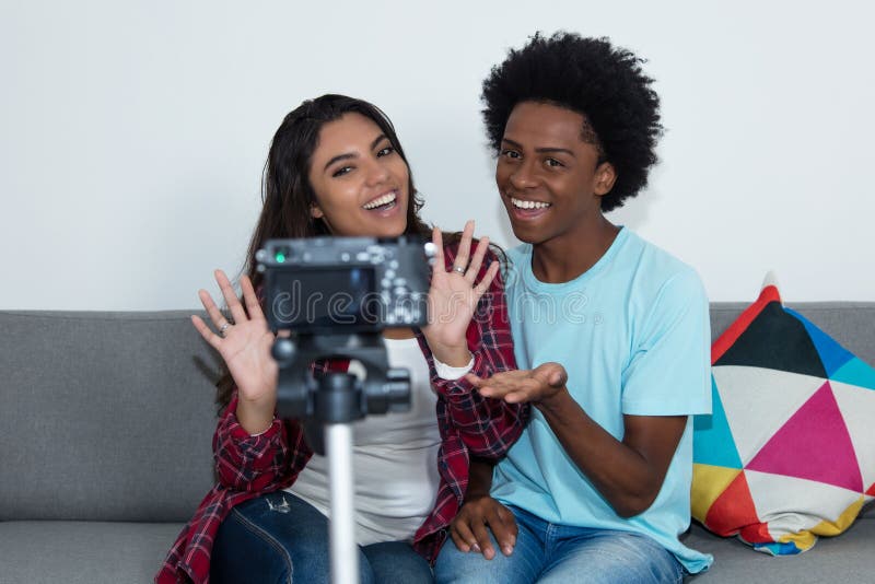 Blo afro-americano do vídeo da gravação da menina do vlogger e do influencer imagem de stock Blo afro-americano do vídeo da gravação da menina do vlogger e do influencer imagem de stock