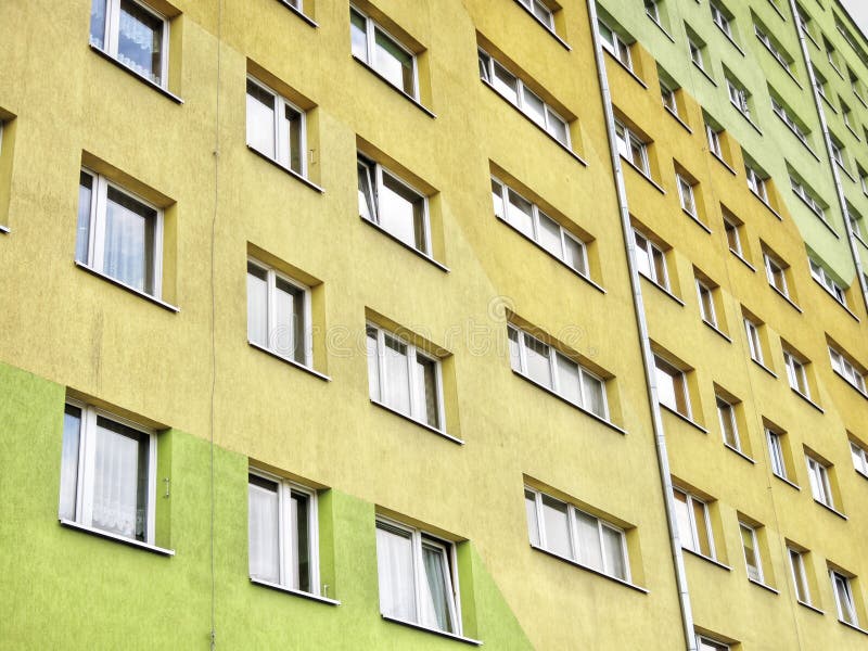 Bloc d'appartements image stock. Image du plat, brique 16305509