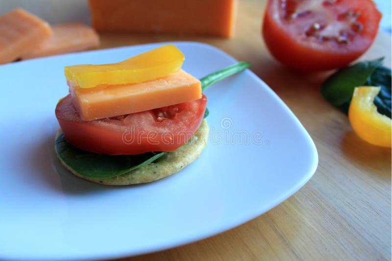 Bloc de fromage de cheddar et poivre de tomate de tranches images stock Bloc de fromage de cheddar et poivre de tomate de tranches images stock