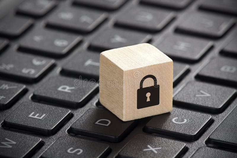 Bloc din lemn cu element grafic de blocare pe tastatura laptopului. concept de securitate informatică. royalty free stock photos