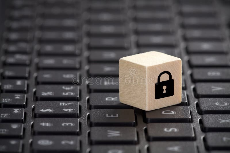 Bloc din lemn cu element grafic de blocare pe tastatura laptopului. concept de securitate informatică. stock photo