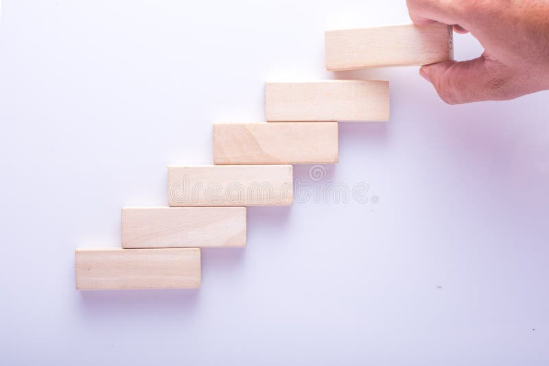 Bloc en bois empilant comme escalier d'étape, concept d'affaires pour le processus de succès de croissance photos libres de droits Bloc en bois empilant comme escalier d'étape, concept d'affaires pour le processus de succès de croissance photos libres de droits