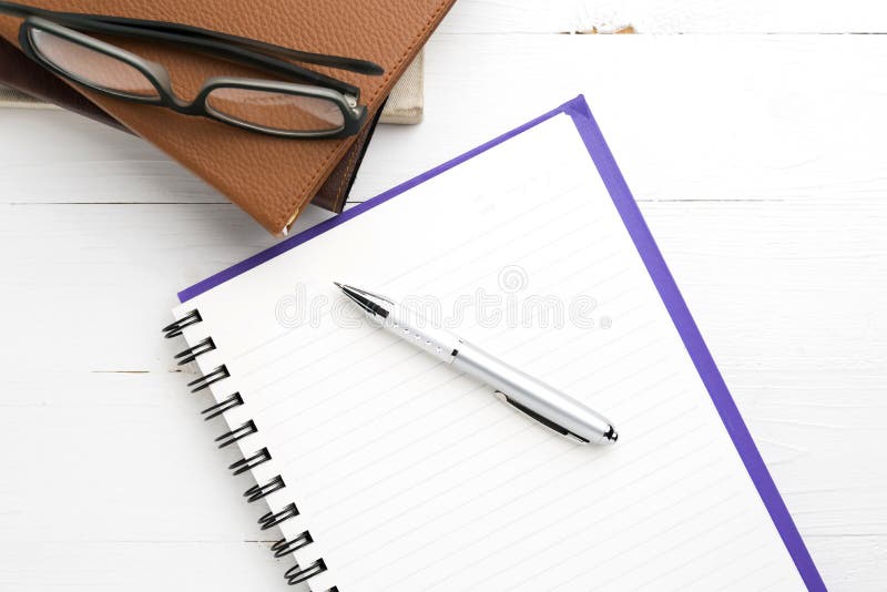 Bloc-notes avec la pile du livre images stock Bloc-notes avec la pile du livre images stock