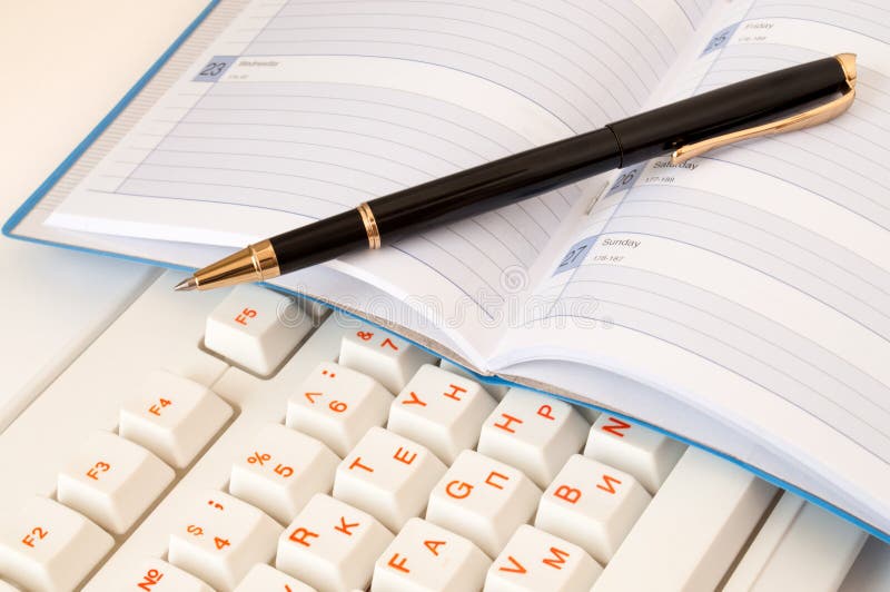 Bloc-notes et crayon lecteur sur le clavier images libres de droits Bloc-notes et crayon lecteur sur le clavier images libres de droits