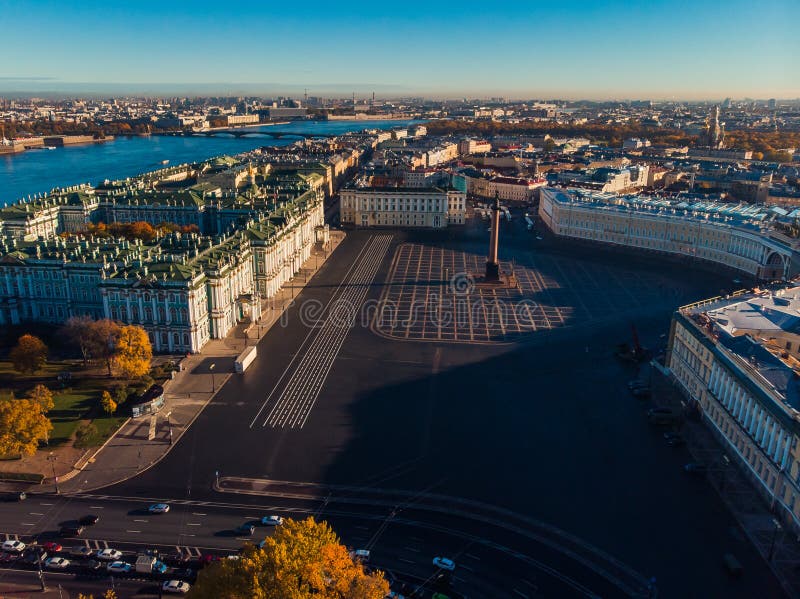 Blocaj rutier pe Nevsky Prospekt și Piața Palatului Pustiu cu muzeul hermitage înconjurat de ape adânci stock image
