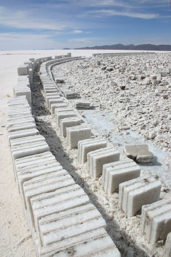 Blocchetti del sale e strada del mattone, Uyuni fotografie stock libere da diritti Blocchetti del sale e strada del mattone, Uyuni fotografie stock libere da diritti
