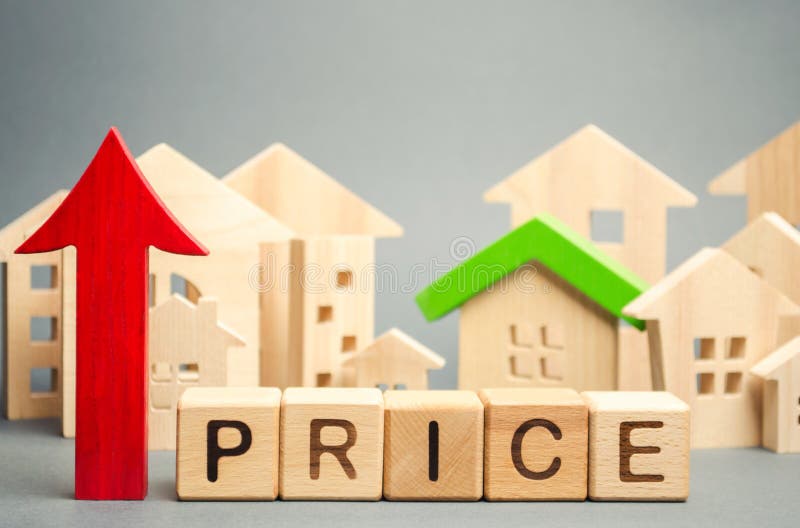 Blocchi di legno con il prezzo di parola, sulla freccia e sulle case di legno L'aumento dei prezzi dell'alloggio Affitto aumentan