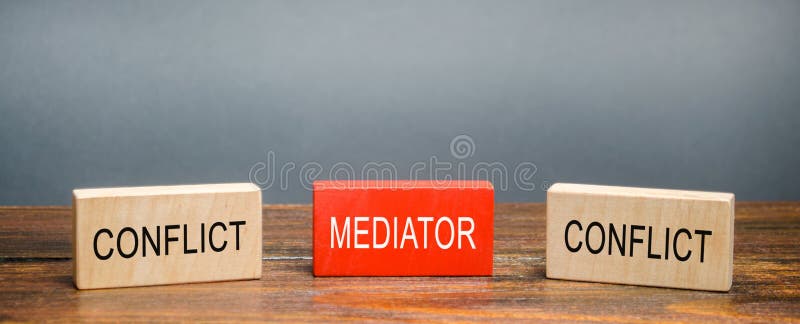 Blocchi di legno con parola Mediator e conflitto Risoluzione delle controversie Risoluzione dei conflitti e mediazione Terzi