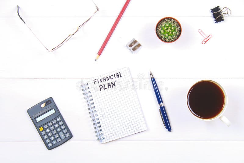 Blocco note con il testo: piano finanziario Tavola bianca con il calcolatore, cactus, carta per appunti, tazza da caffè, penna, v immagine stock libera da diritti Blocco note con il testo: piano finanziario Tavola bianca con il calcolatore, cactus, carta per appunti, tazza da caffè, penna, v immagine stock libera da diritti