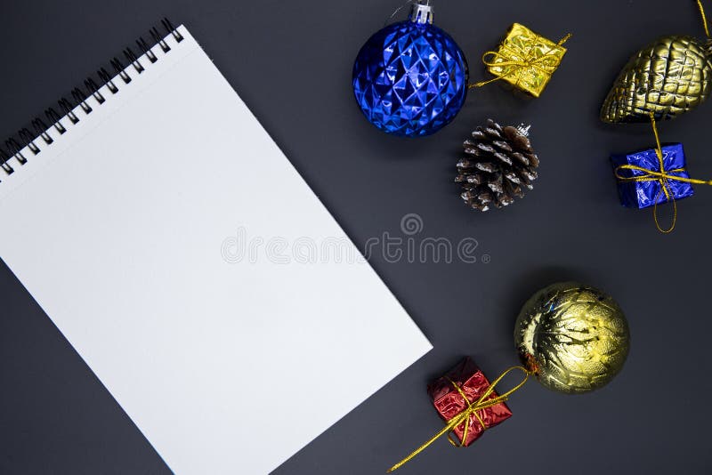 Blocco note di Libro Bianco sulla tavola nera con la decorazione dell'albero di Natale Modello di vacanza invernale per il logo, immagini stock Blocco note di Libro Bianco sulla tavola nera con la decorazione dell'albero di Natale Modello di vacanza invernale per il logo, immagini stock