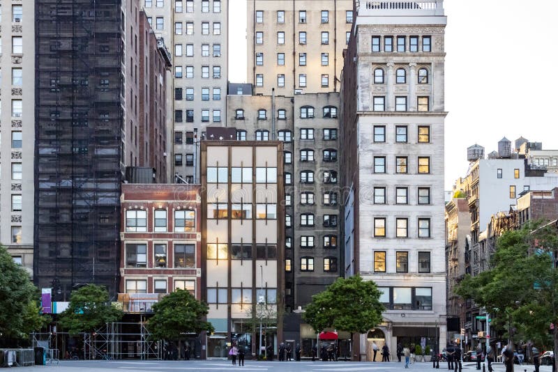 Block av historiska byggnader längs Union Square Park i Manhattan, New York City arkivfoto