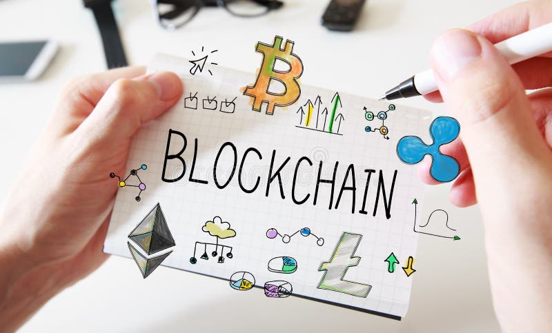 Blockchain mit bemannt Hände und Notizbuch lizenzfreie stockfotografie
