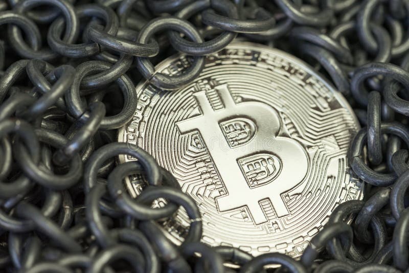 Blockchain pojęcie fizyczną Bitcoin monety obwódką metalem ch obraz royalty free Blockchain pojęcie fizyczną Bitcoin monety obwódką metalem ch obraz royalty free