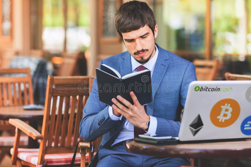 Blockchain-Technologie händler Nachrichten mit bitcoin cryptocurrency lizenzfreies stockbild Blockchain-Technologie händler Nachrichten mit bitcoin cryptocurrency lizenzfreies stockbild