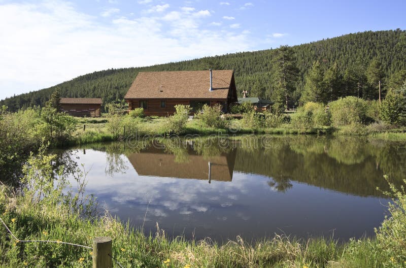 Blockhaus durch Teich stockbild. Bild von haupt, 32456443