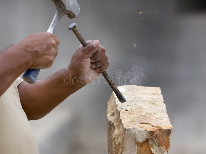 Blockmason som formar stenen