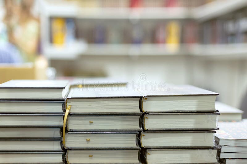 Blocnotesurile pentru notebook-uri se află în vitrina librăriei pe fundalul rafturilor cu cărți royalty free stock photo