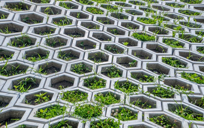 Bloco da grama e do cimento foto de stock