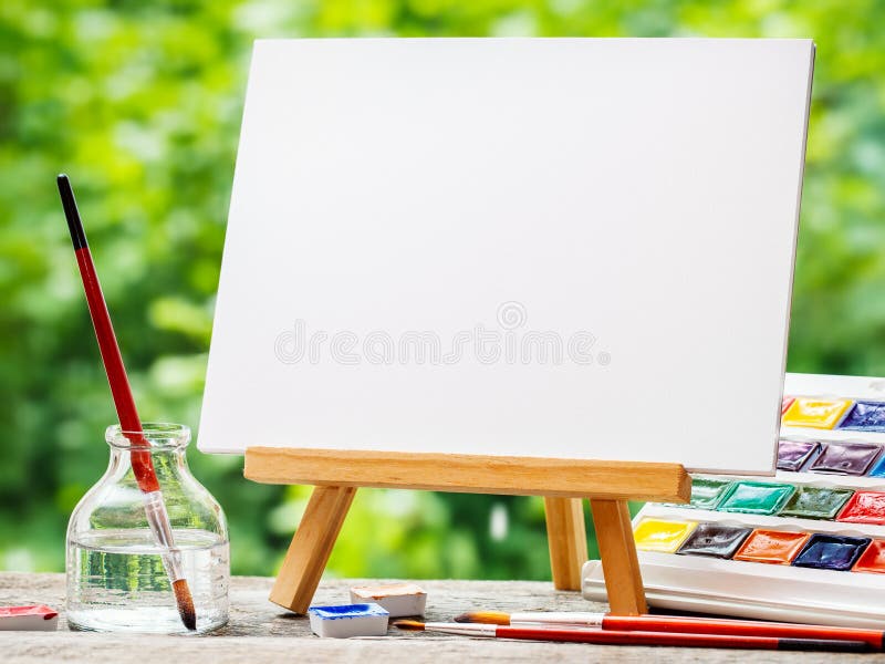 Caderno de desenho, tintas de aguarela e pincéis imagem de stock royalty free