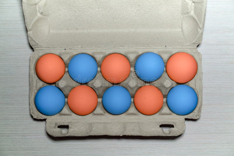 Bloco de dez ovos coloridos Ovos da páscoa Ovos pintados Uma bandeja com os ovos crus da galinha, preparação do cartão para a Pás foto de stock Bloco de dez ovos coloridos Ovos da páscoa Ovos pintados Uma bandeja com os ovos crus da galinha, preparação do cartão para a Pás foto de stock
