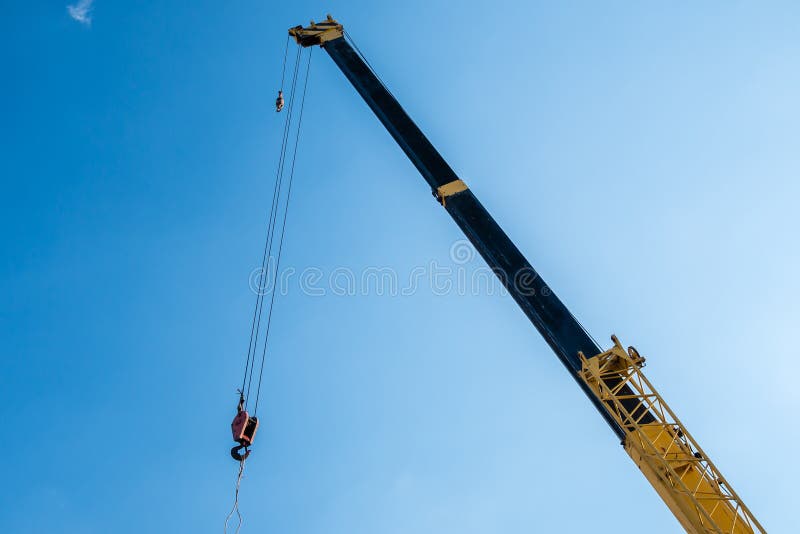 Guindaste a içar bloco de cimento imagens de stock royalty free