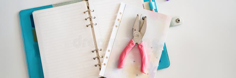 Bloco de notas e artigos de papelaria no fundo branco Planejador para o neg?cio e o estudo Fãs da BANDEIRA dos artigos de papelar fotografia de stock Bloco de notas e artigos de papelaria no fundo branco Planejador para o neg?cio e o estudo Fãs da BANDEIRA dos artigos de papelar fotografia de stock