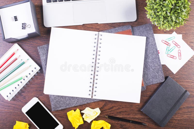 Bloco de notas vazio no desktop fotografia de stock royalty free