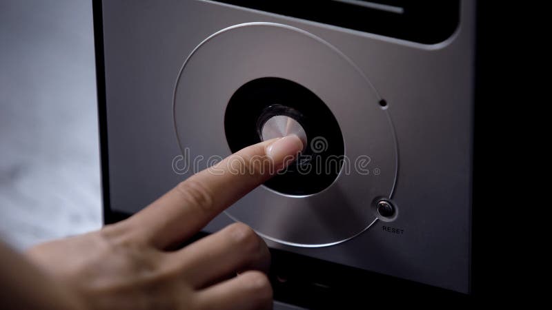 Bloco de sistema do botão do poder da pressão de mão, informática pessoal moderna foto de stock Bloco de sistema do botão do poder da pressão de mão, informática pessoal moderna foto de stock