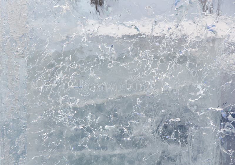 Bloco transparente glacial de gelo com testes padrões foto de stock Bloco transparente glacial de gelo com testes padrões foto de stock