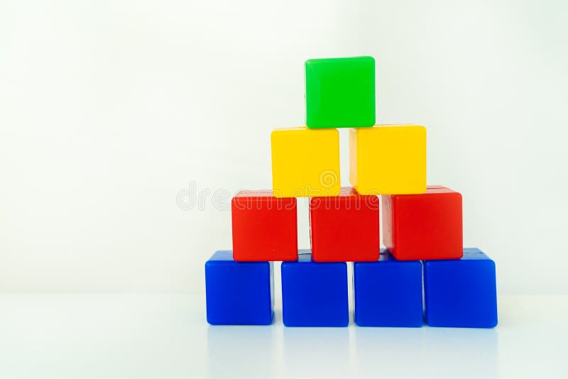 Blocos de zona infantil elementos geométricos coloridos ao redor do título  crianças brincam placa de sinal com fonte de cubos de bebê colorido parque  de jogo ou logotipo da área de jogo