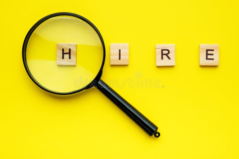 Blocos de letras de madeira com contrato de palavra e amplificador em fundo amarelo. fotografia de stock