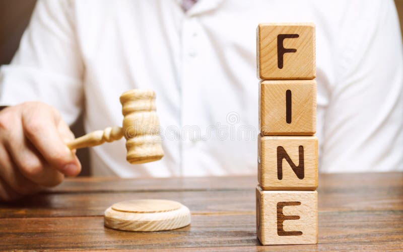 Blocos de madeira com a multa e o juiz da palavra Pena como uma punição para um crime e uma ofensa Punição financeira Violações d