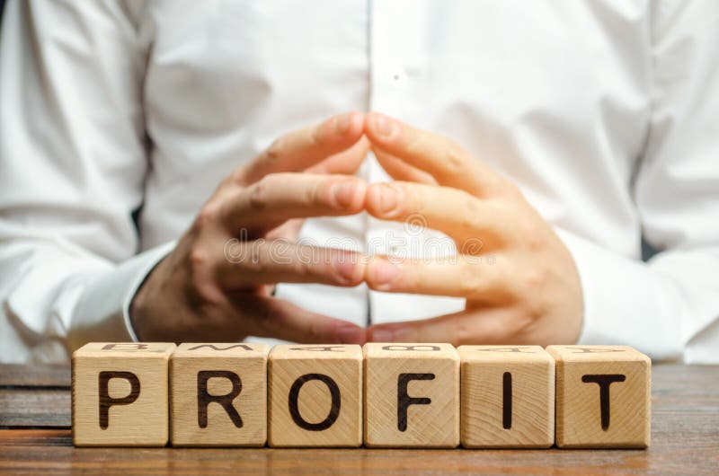 Blocos de madeira com o lucro e o homem de neg?cios da palavra Análise dos lucros na empresa Estratégia para melhorar o desempenh imagens de stock royalty free Blocos de madeira com o lucro e o homem de neg?cios da palavra Análise dos lucros na empresa Estratégia para melhorar o desempenh imagens de stock royalty free