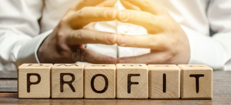 Blocos de madeira com o lucro e o homem de neg?cios da palavra. Análise dos lucros na empresa. Estratégia para melhorar o desemp imagem de stock Blocos de madeira com o lucro e o homem de neg?cios da palavra. Análise dos lucros na empresa. Estratégia para melhorar o desemp imagem de stock