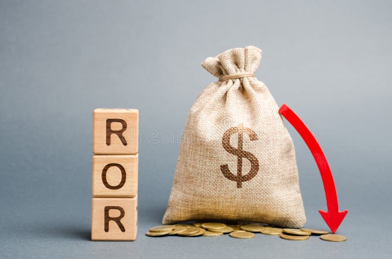 Blocos de madeira com a palavra ROR, o saco do dinheiro e para baixo a seta Rela??o financeira que ilustra o n?vel de perda de ne imagem de stock royalty free Blocos de madeira com a palavra ROR, o saco do dinheiro e para baixo a seta Rela??o financeira que ilustra o n?vel de perda de ne imagem de stock royalty free