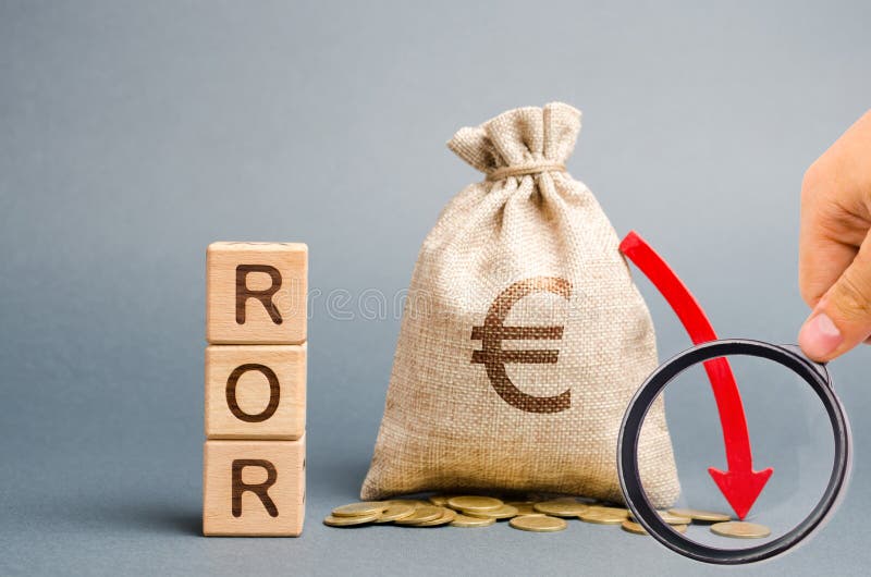 Blocos de madeira com a palavra ROR, o saco do dinheiro e para baixo a seta Rela??o financeira que ilustra o n?vel de perda de ne fotos de stock Blocos de madeira com a palavra ROR, o saco do dinheiro e para baixo a seta Rela??o financeira que ilustra o n?vel de perda de ne fotos de stock