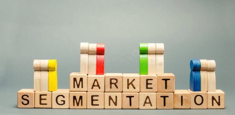 Blocos de madeira com a segmentação do mercado da palavra e os grupos de pessoas coloridos Público-alvo, cuidado do cliente Grupo imagens de stock royalty free Blocos de madeira com a segmentação do mercado da palavra e os grupos de pessoas coloridos Público-alvo, cuidado do cliente Grupo imagens de stock royalty free