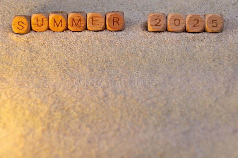 Blocos de madeira no Verão de 2025 em praça de areia foto de stock